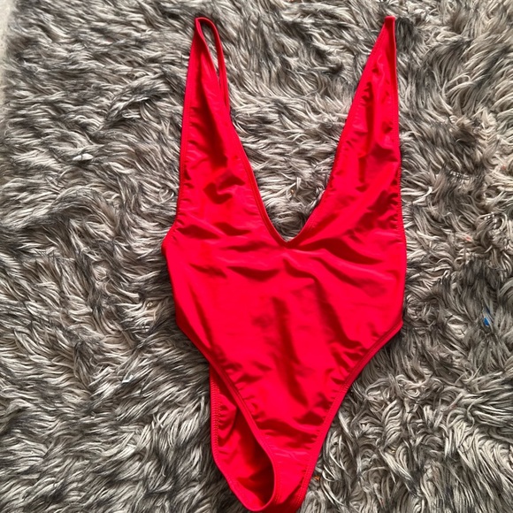 ❤️❤️LIKE NEW-DIPPIN DAISY LOW V FRONT CHEEKY ONE PIECE BATHING SUIT SZ M❤️❤️ - Picture 6 of 8